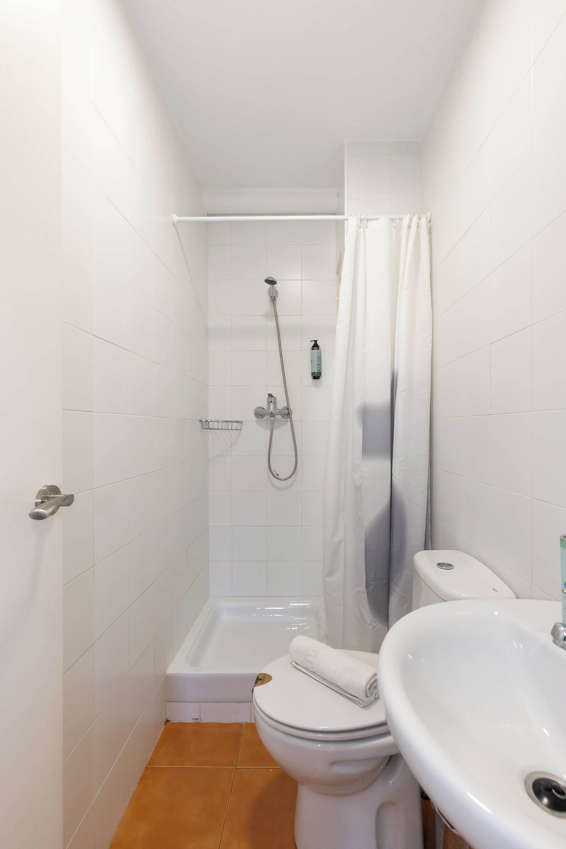 Shower, hair dryer, towels, shampoo