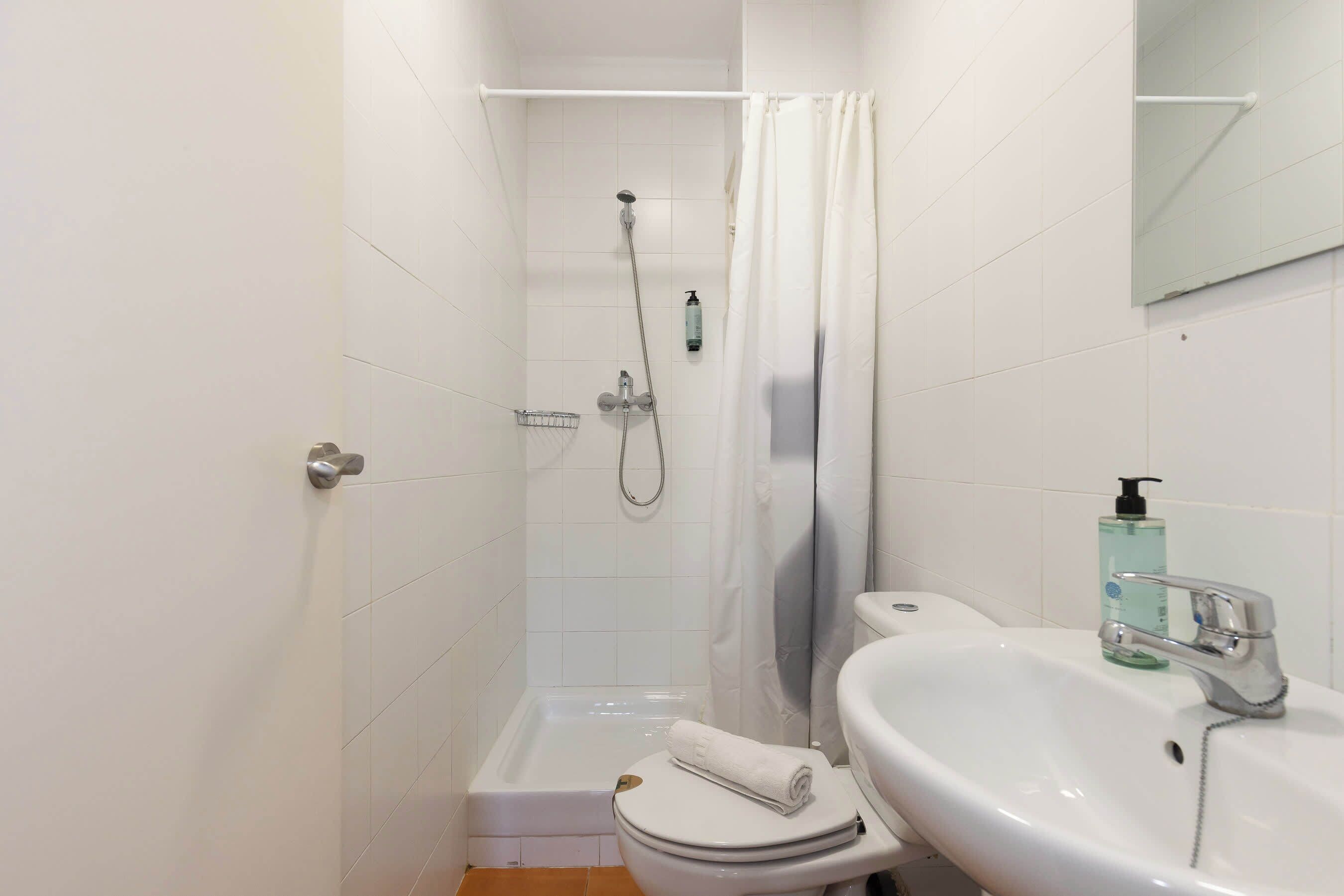 Douche, sèche-cheveux, serviettes fournies