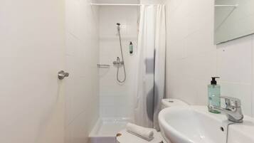 Douche, sÚche-cheveux, serviettes fournies