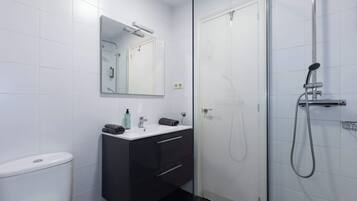 Shower, hair dryer, towels, shampoo