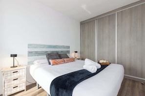 2 bedrooms, desk, iron/ironing board, WiFi