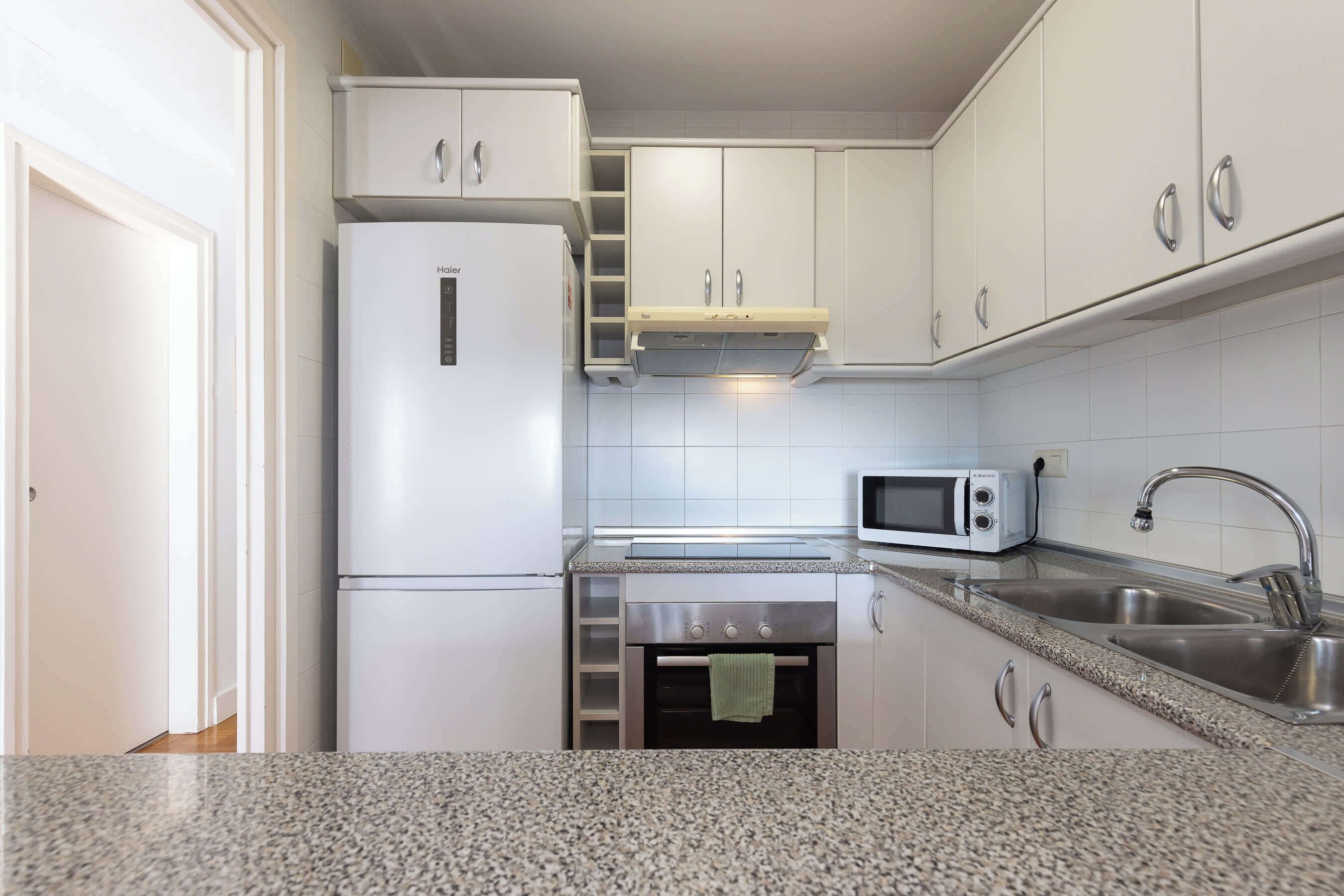 Frigorífico, microondas, horno y placa de cocina