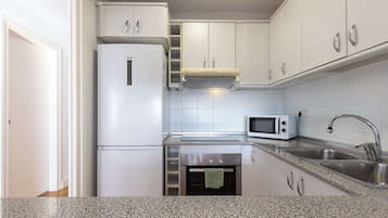 Frigorífico, microondas, horno y placa de cocina