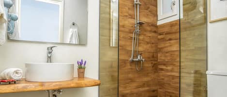 Chambre Triple | Salle de bain | Douche, douche hydromassante, sĂšche-cheveux, serviettes fournies