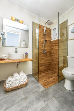 Habitación triple | Baño | Regadera, regadera con hidromasaje, secadora de cabello, toallas