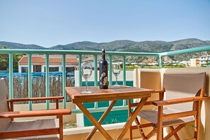 Habitación triple, vista a la montaña | Terraza o patio