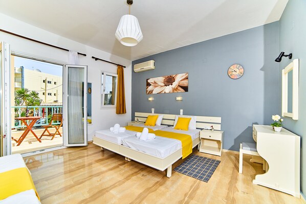 Habitación triple | Ropa de cama hipoalergénica y caja de seguridad en la habitación