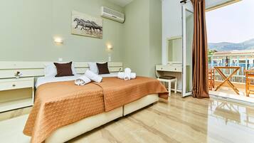 Triple Room, Mountain View | Peralatan tempat tidur hipoalergenik, peti besi dalam bilik