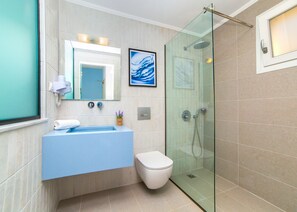 더블룸 또는 트윈룸 | 욕실 | 샤워 시설, 수중안마 샤워기, 헤어드라이어, 타월