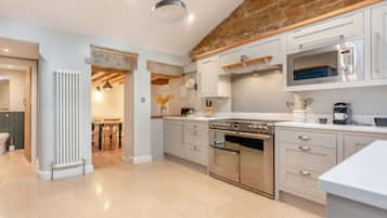 冰箱、微波炉、烤箱、炉灶