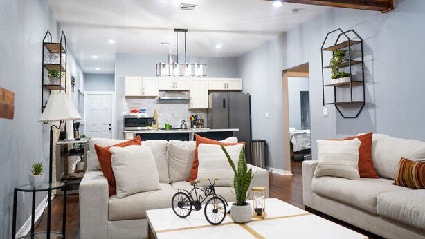 Un salon moderne avec un canapé, une table basse et un vélo.