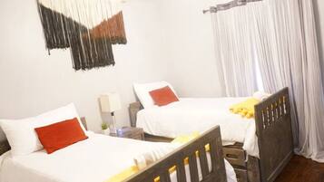 3 makuuhuonetta, silitysrauta/-lauta, vauvan matkasänky, Wi-Fi