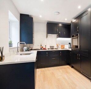 Fridge, microwave, oven, stovetop - Wonderful Country Side Home, Winchester near River Test, Winchester Cathedral 6k (Winchester)