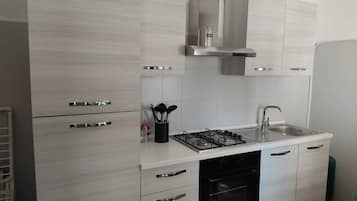 Ofen, Herdplatte, Wasserkocher mit Kaffee-/Teezubehör