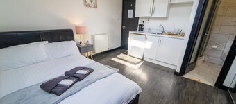 39 North Road Studios Near QE and UOB