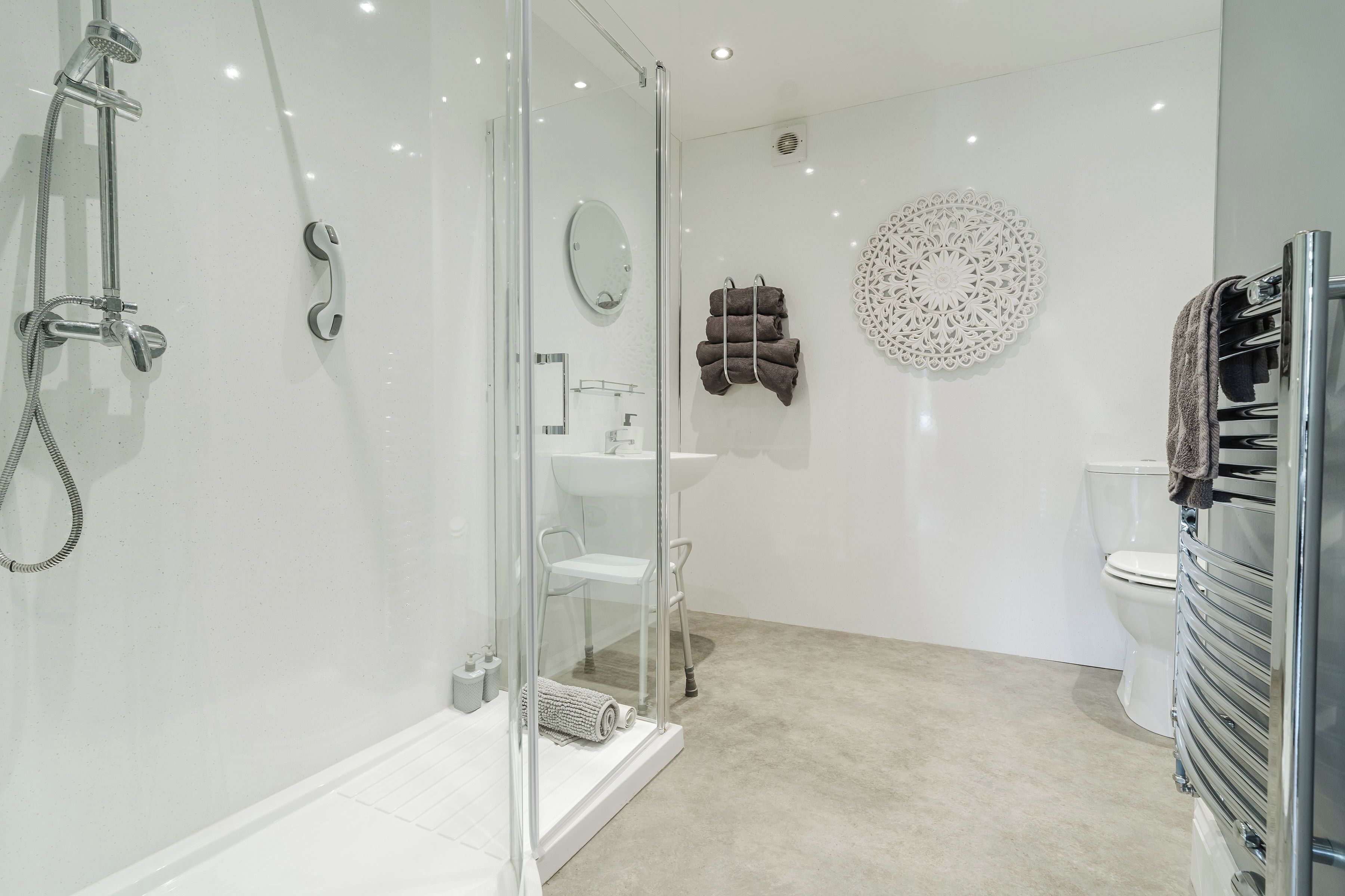 Classic Double Room, Mobility Accessible | Bathroom | Hair dryer, towels, soap, shampoo