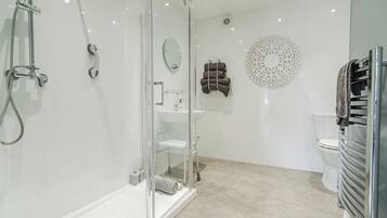 Classic Double Room, Mobility Accessible | Bathroom | Hair dryer, towels, soap, shampoo