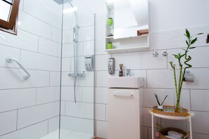 Shower, free toiletries, hair dryer, towels - Geko Hotels  (Frontera)
