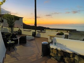 Fachada de la propiedad por la tarde o noche