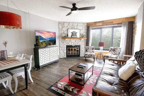 SC 5410: Dazzling 1BR w/balcony. Ready for you to enjoy this summer w/pool!