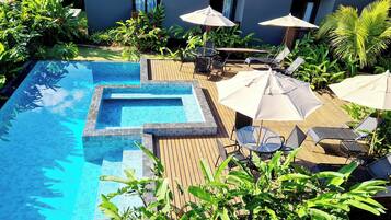 สระว่ายน้ำกลางแจ้ง