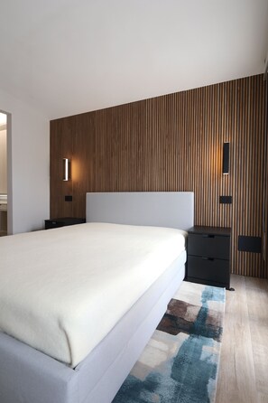 2 bedrooms, in-room safe, desk, iron/ironing board
