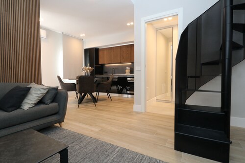 Luxurious 2BR renovated Holiday rental Town House + terrace