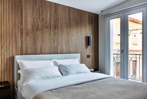 2 makuuhuonetta, tallelokero huoneessa, työpöytä, silitysrauta/-lauta