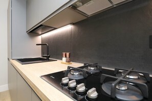Kühlschrank, Mikrowelle, Ofen, Herdplatte