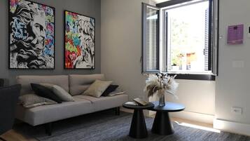 Smart-TV, Bücher, Stereoanlage