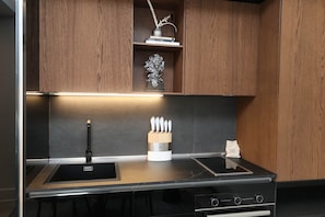Frigorifero, forno, piano cottura, macchina per tè/caffè
