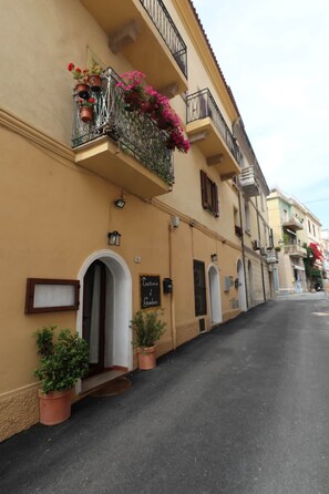 Exterior detail - Hidden GEM- luxurious holiday STUDIO Garibaldi-for couples (Olbia)