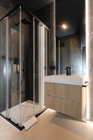 Bathtub, eco-friendly toiletries, hair dryer, bidet - Hidden GEM- luxurious holiday STUDIO Garibaldi-for couples (Olbia)