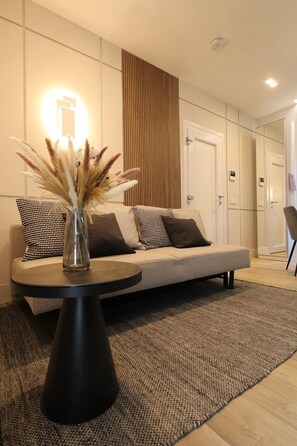 Smart TV, books, stereo