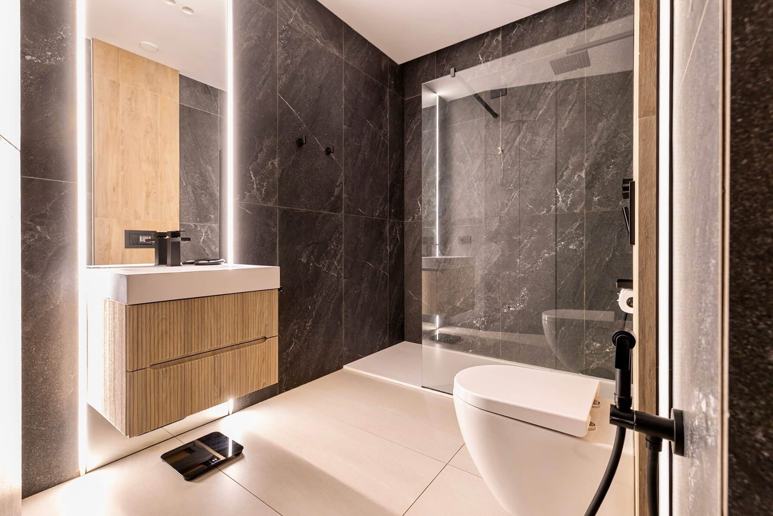 Douche, articles de toilette écologiques, sèche-cheveux, bidet