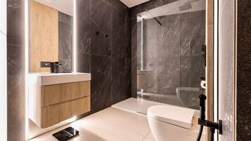 Dusche, umweltfreundliche Kosmetikartikel, Haartrockner, Bidet