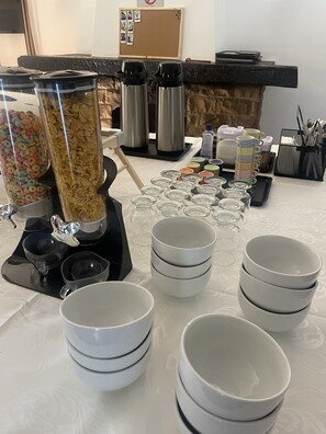 Free daily buffet breakfast - Youse Hostel and Hotel  (São Paulo)