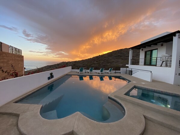 Alberca al aire libre y alberca climatizada