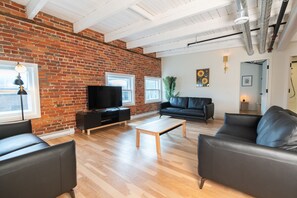 BA502 - Barricade Penthouse | Living area | 45-inch TV with digital channels - Les Lofts de la Barricade – Par Les Lofts Vieux-Québec (Québec City)