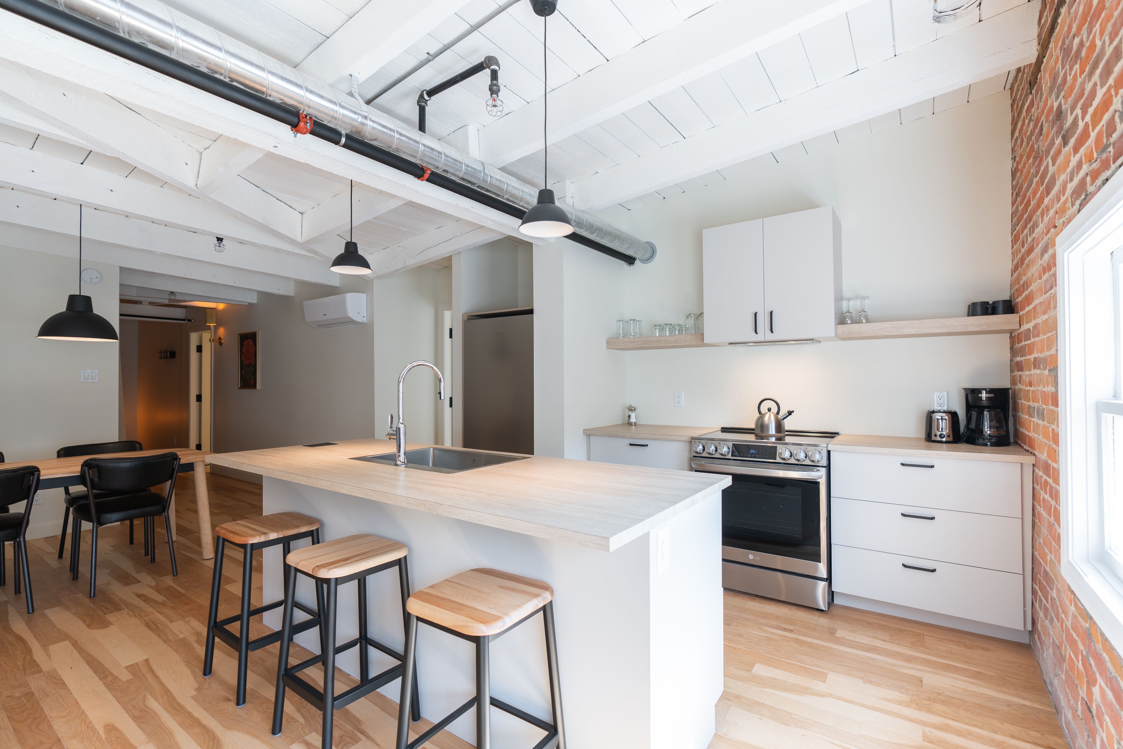 Huoneisto | Oleskelualue | 45–tuumainen televisio, jossa digitaalikanavat