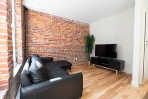 BA200 - One-Bedroom Loft | Living area | 45-inch TV with digital channels - Les Lofts de la Barricade – Par Les Lofts Vieux-Québec (Québec City)