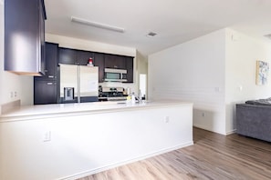 Frigorífico, microondas, horno y placa de cocina