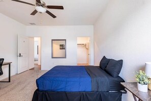 3 室のベッドルーム、デスク、アイロン / アイロン台、WiFi (無料)