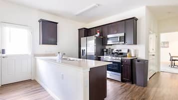 Refrigerador, microondas, horno, placa de cocina