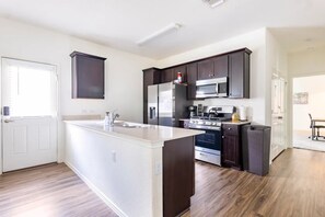 冷蔵庫、電子レンジ、オーブン、コンロ