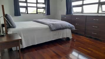 Cortinas blackout, insonorización y tabla de planchar con plancha 