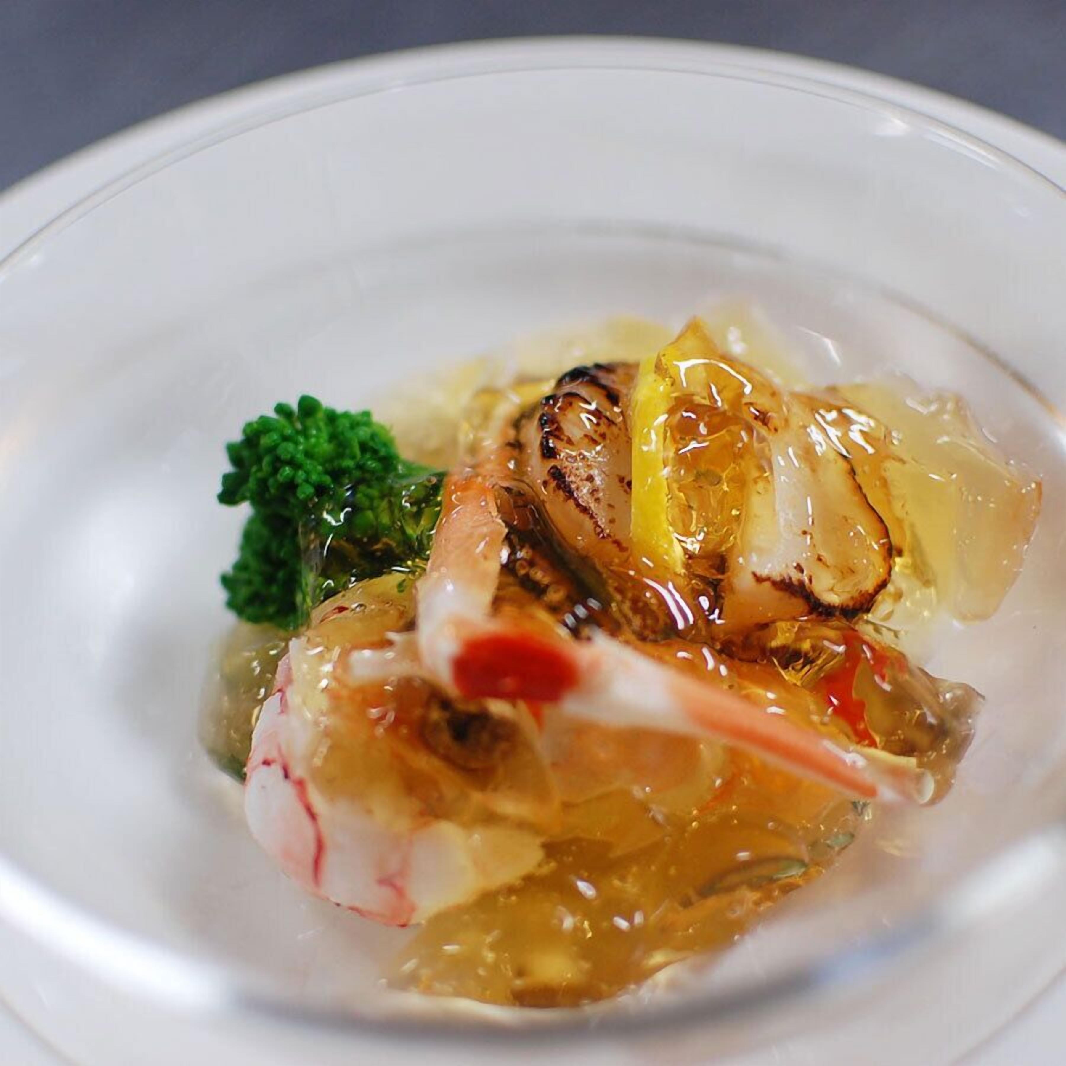 Un plato de comida con mariscos, verduras y una guarnición.