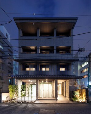 A multi-story building with a flat roof, a balcony on the second floor, and a covered entrance with a glass door. - Kyo Hotel Kishotei Goshominami (Kyoto)