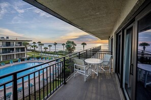 Outdoor dining - Island Oasis at Ocean House 318 (St. Augustine)