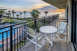 Outdoor dining - Island Oasis at Ocean House 318 (St. Augustine)